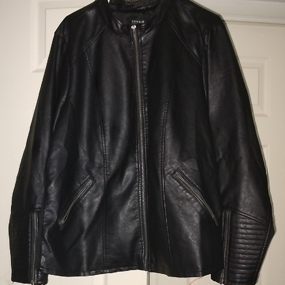 Woman's Black VEGAN leather and SPANDEX Moto Jacket by Torrid size 4